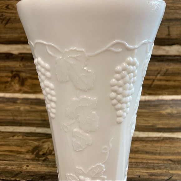 Milk Glass vase Harvest Grape pattern - Picture 2 of 12